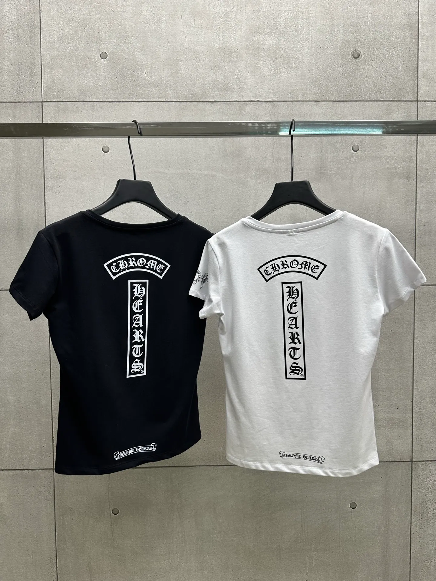 P126 #069 CHROME HEARTS 25SS women's T-shirt Made of 220G original consistent fabric V-neck women's waist style The whole body adopts imported digital direct printing Color: black white Size: S M L